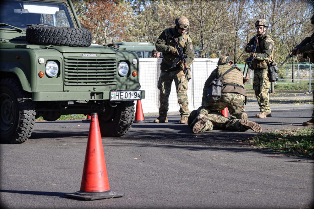 Ismét emelkedik a katonák bére