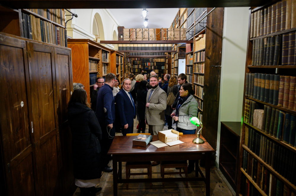 Átadták a zirci műemlék könyvtár eredeti állapotban felújított kis galériáját