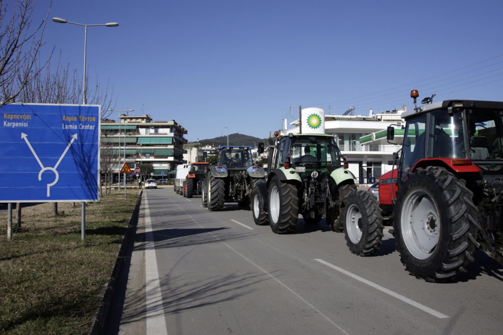 Tüntető gazdák zárták le Görögország központi autópályáján a forgalmat