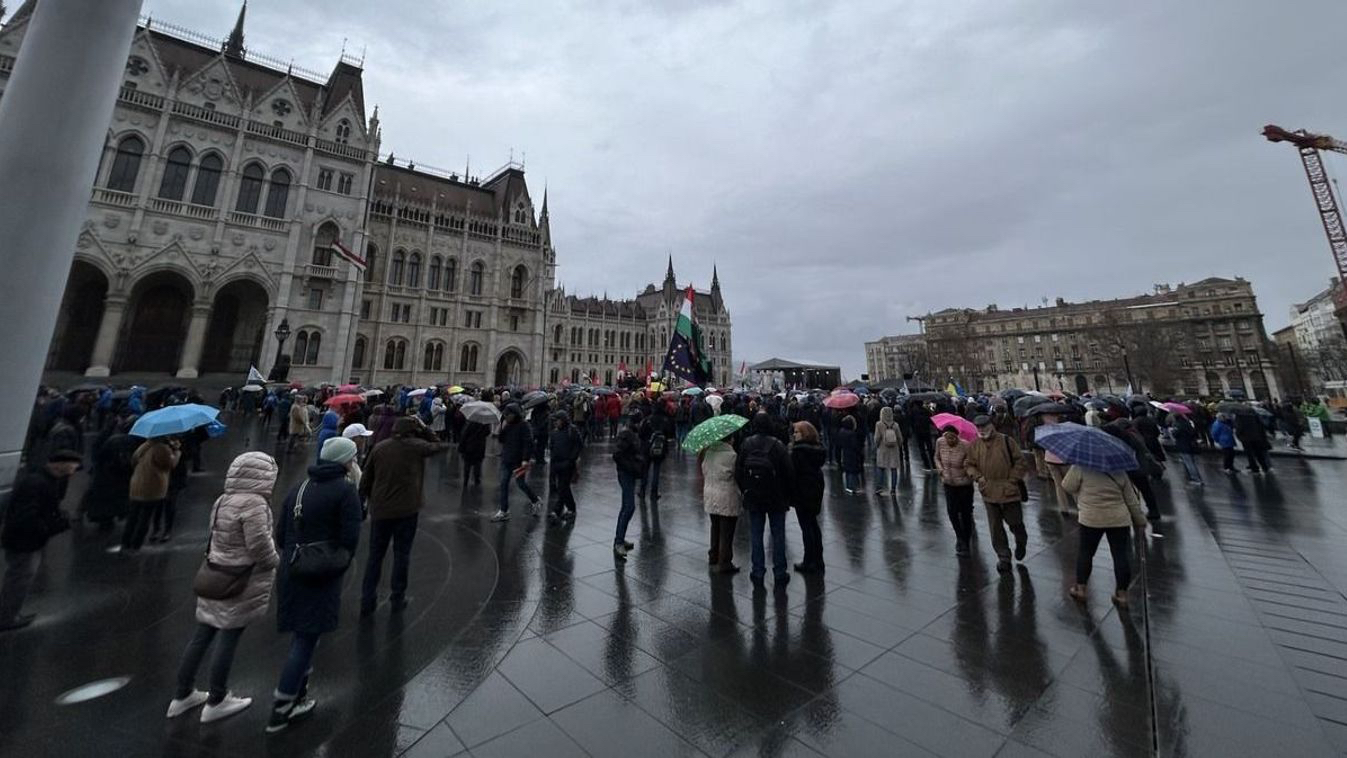 Orbán ma sem bukott meg: alig volt érdeklődő az összellenzéki tüntetésen