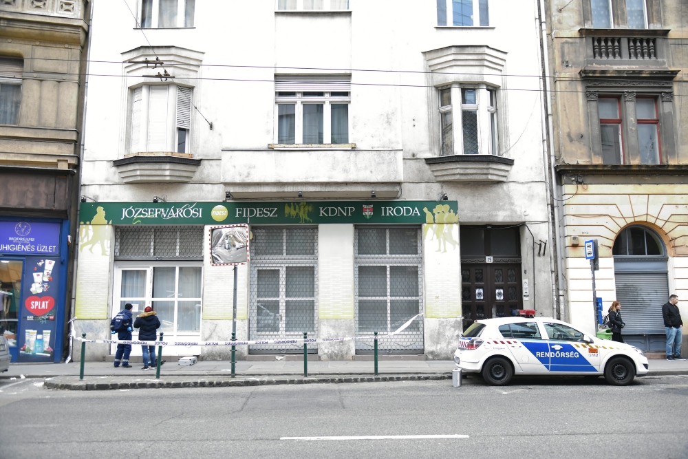 Kővel dobták be a józsefvárosi Fidesz-iroda ablakát