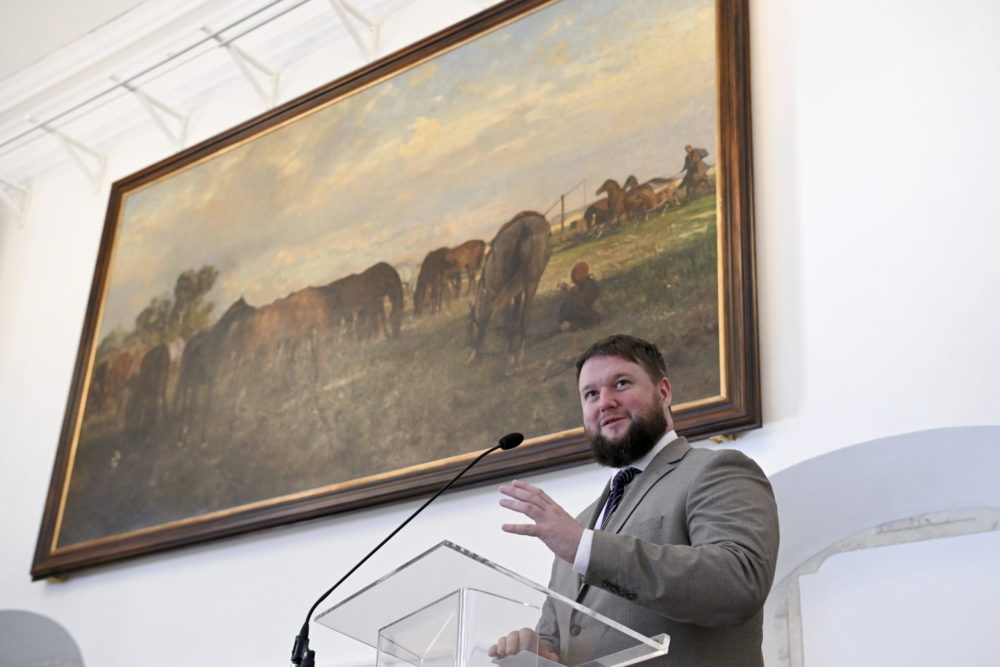 Visszakerült Lotz Károly Ménes című képe a Gödöllői Királyi Kastély lovardájába