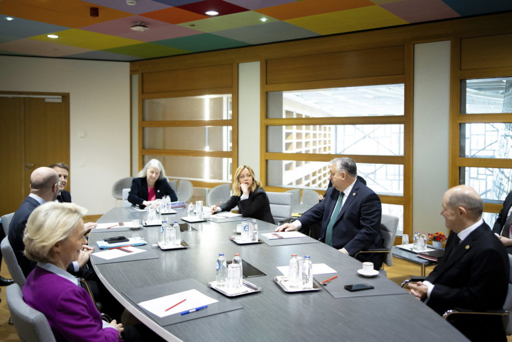 Orbán Viktor a francia elnökkel és az olasz miniszterelnökkel tárgyalt