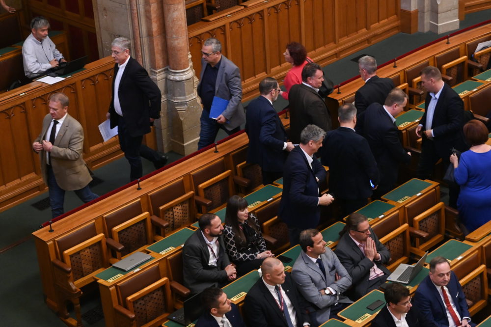 Hemzsegnek a különböző botrányok a dollárbaloldal háza táján