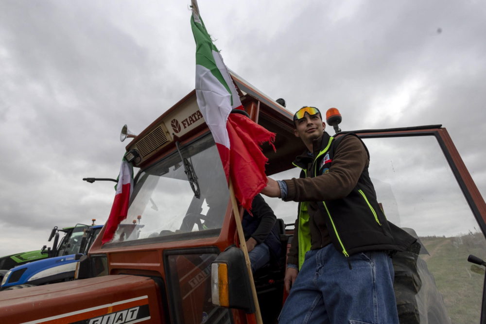 A tüntető olasz gazdák a Róma körüli földeken töltötték az éjszakát traktoraikkal