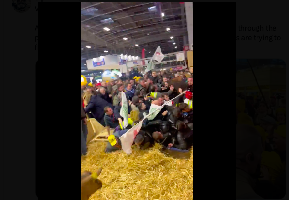 Tüntető gazdák szállták meg a párizsi mezőgazdasági vásárt (Videó)