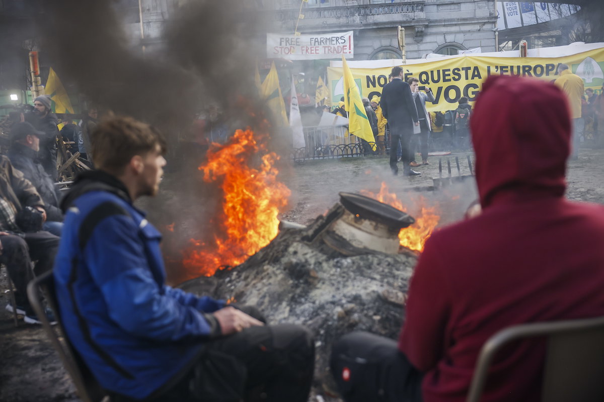 Összecsapás Brüsszelben: belga gazdák és rendőrök estek egymásnak