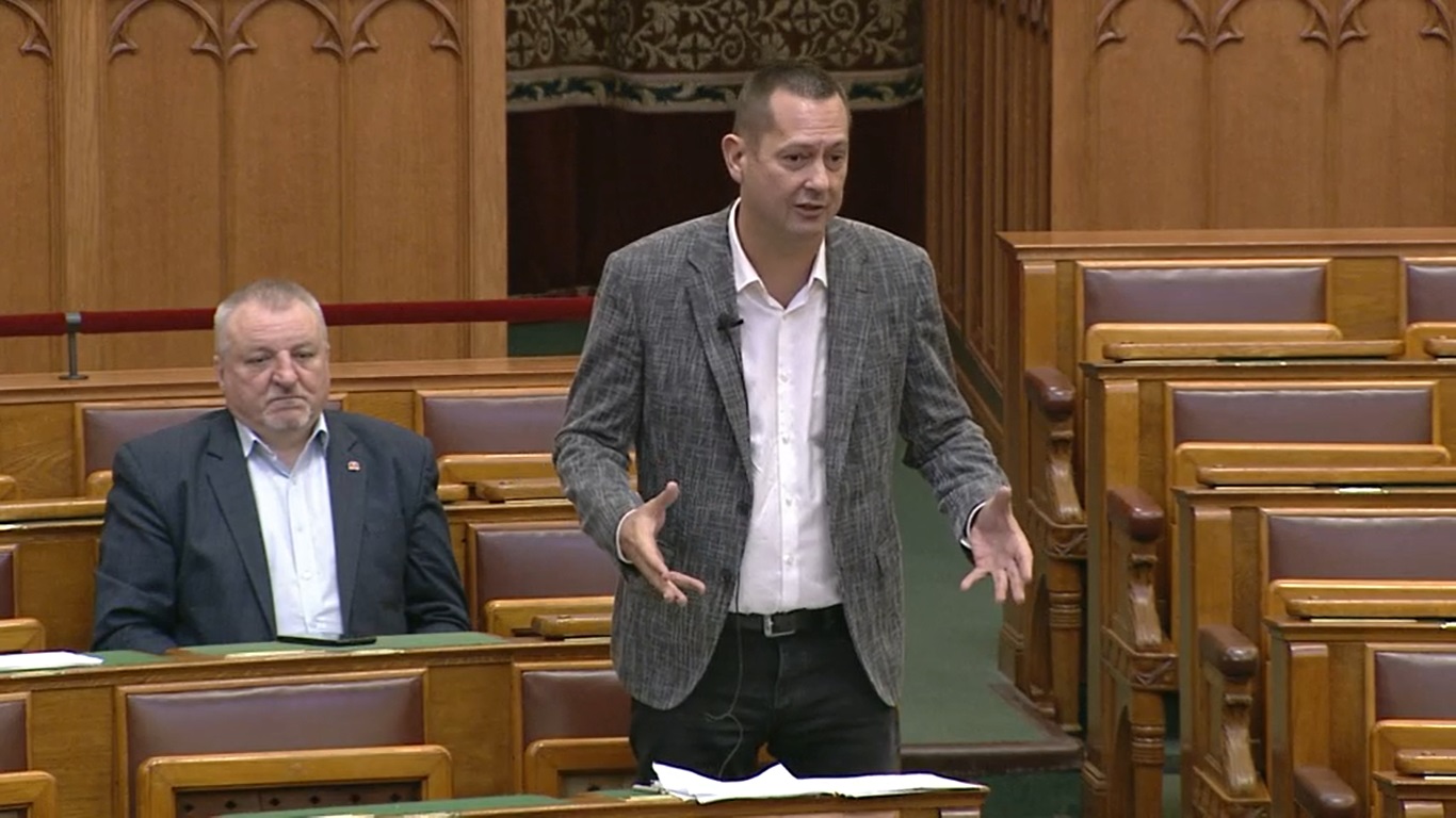 Molnár Zsolt áfacsökkentett temetést, szabadstrandokat szorgalmaz