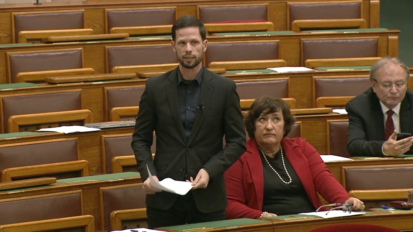 Tordai: messziről bűzlik