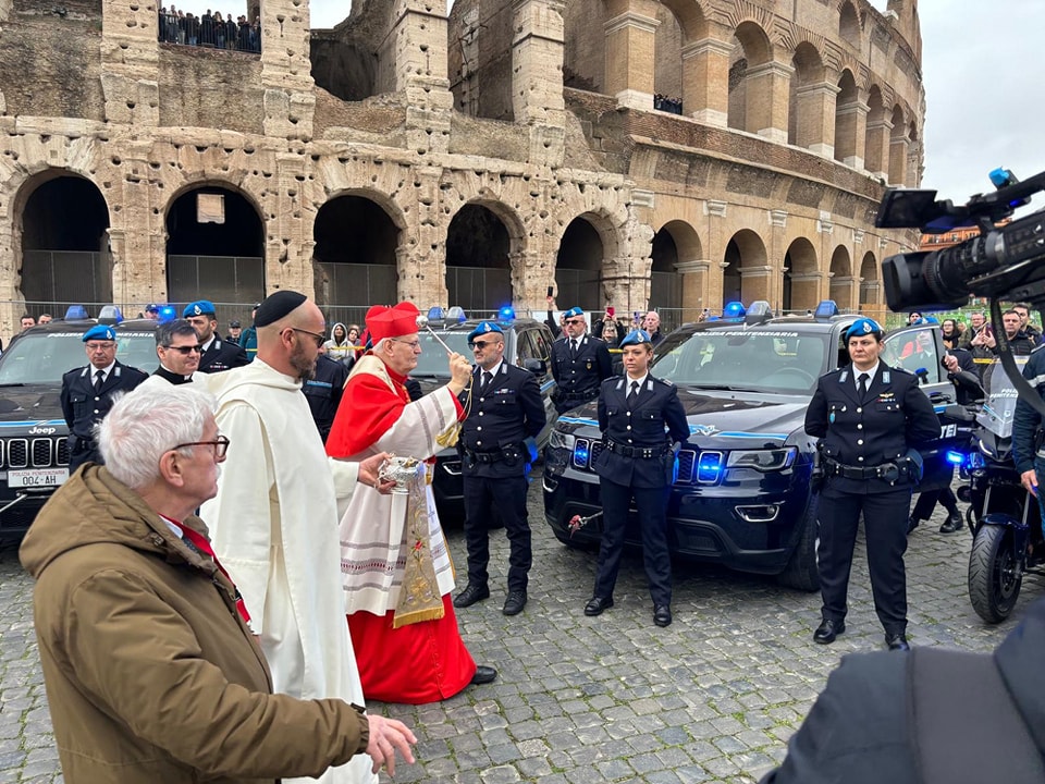 Erdő Péter járműveket áldott meg Rómában