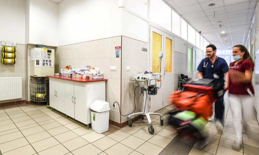 Tovább nő az ápolók és az egészségügyben dolgozók bére