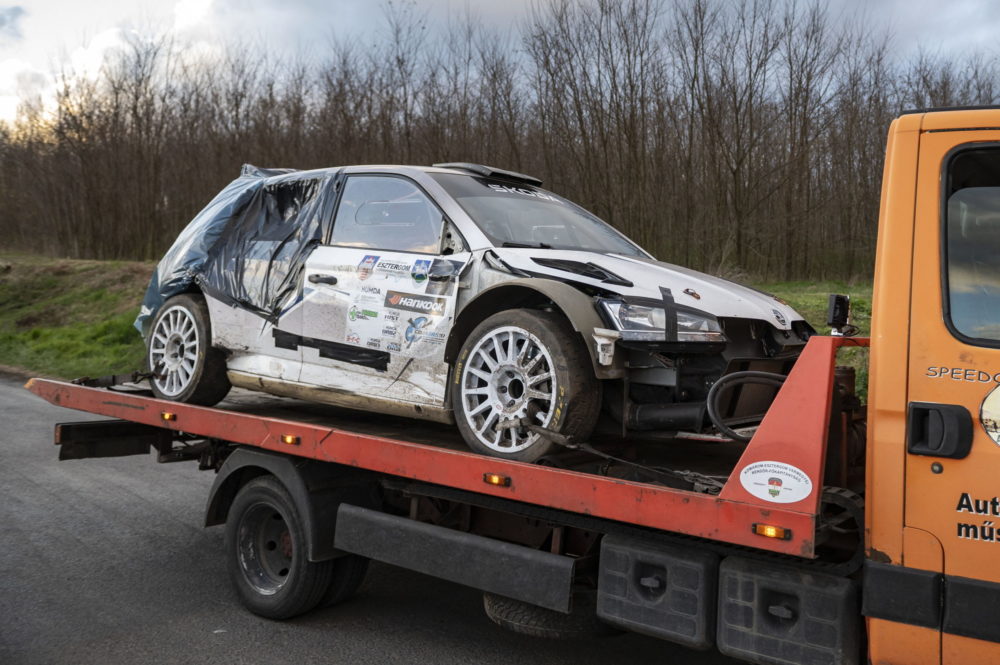 Három férfi és egy nő halt meg a vasárnapi raliversenyen, büntetőeljárás indult