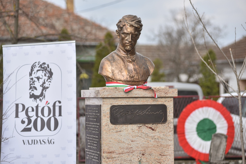 Felavatták Petőfi Sándor mellszobrát a vajdasági Királyhalmon