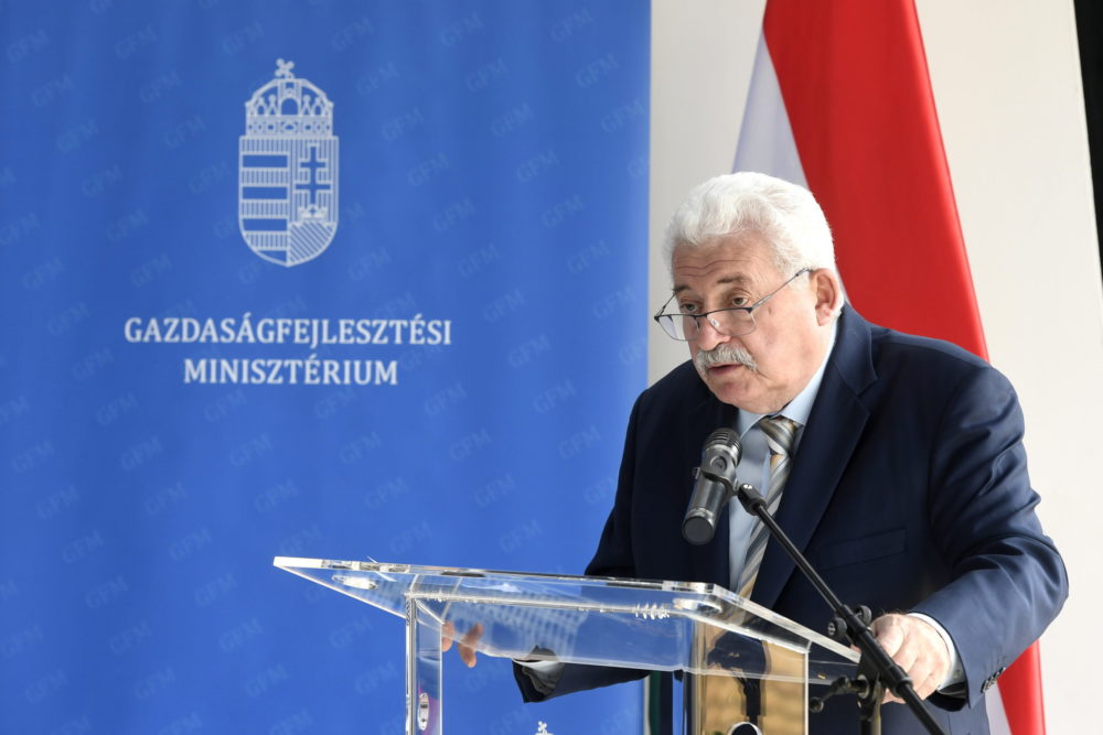 Fónagy János március 15. alkalmából állami kitüntetéseket adott át