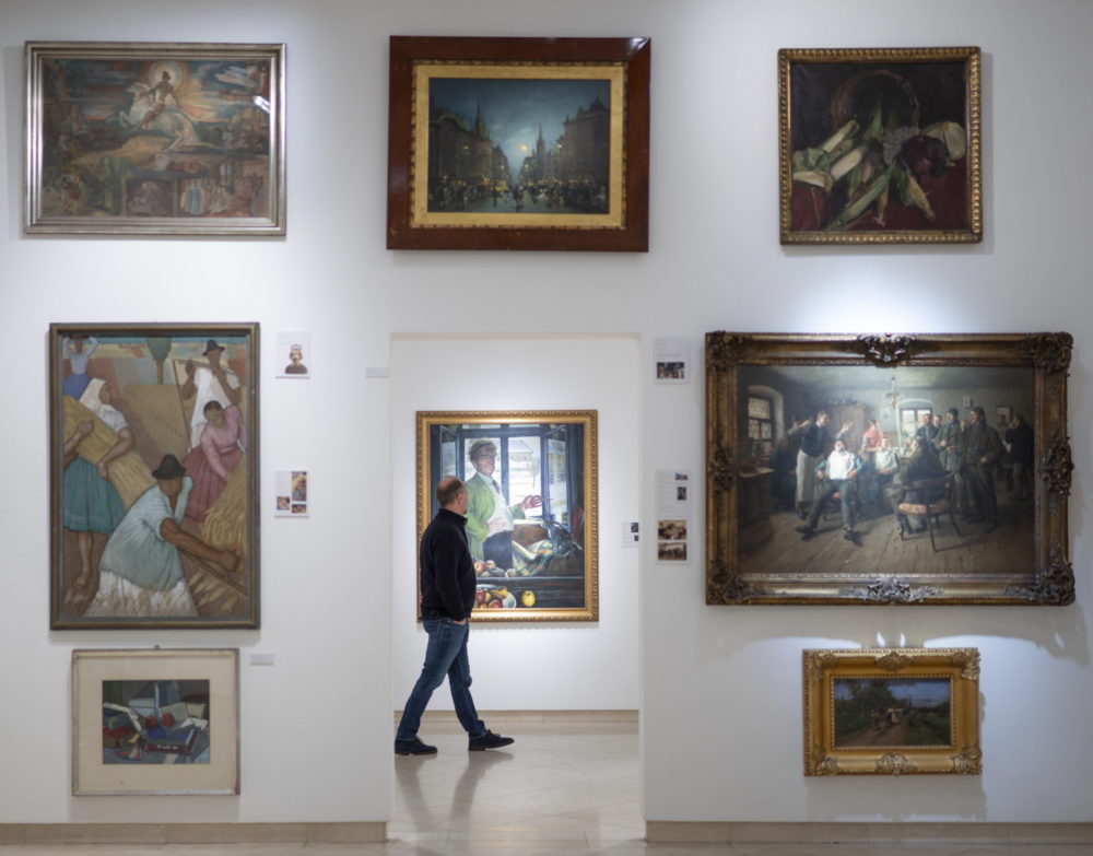 Különleges műtárgyakat bemutató tárlat