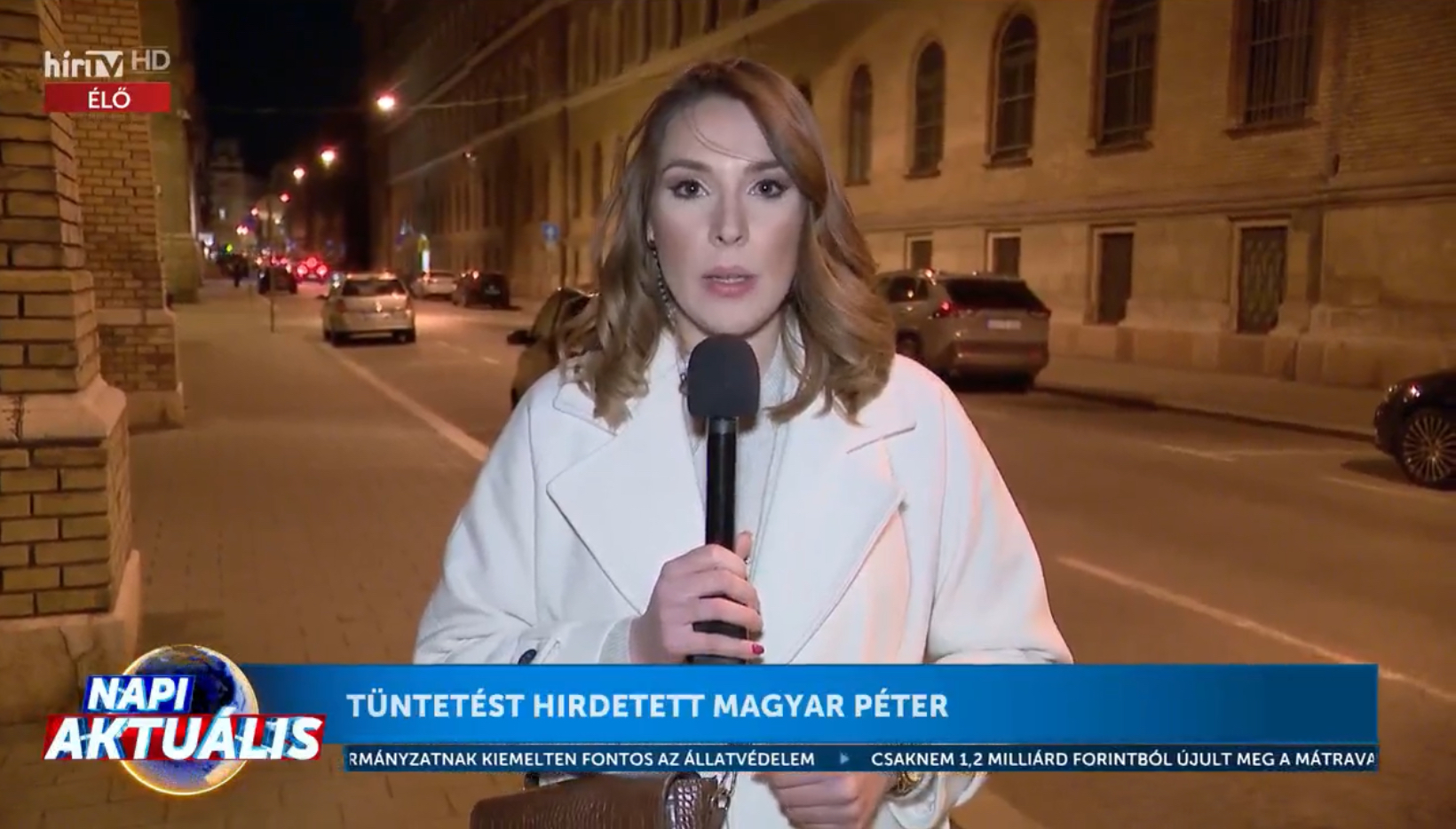 Erőszakos tüntetők támadtak rá a HírTV stábjára