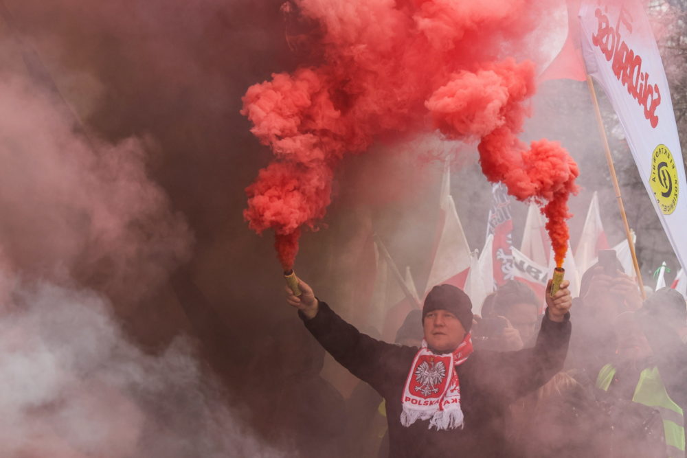 Utcai harc bontakozott ki a lengyel rendőrök és a tüntető gazdák között