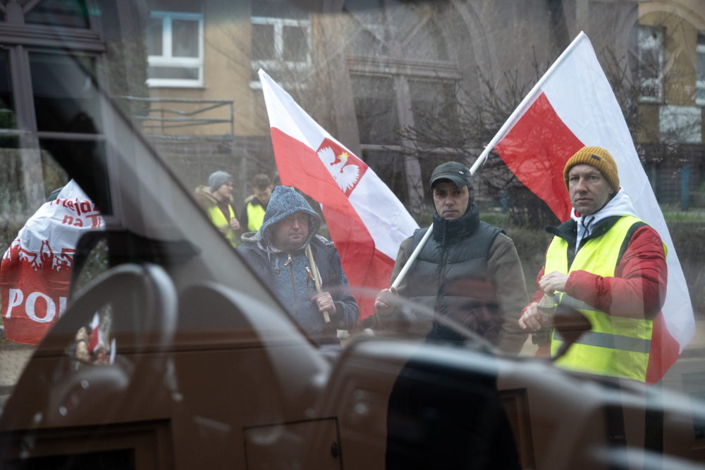 Ülősztrájkolnak a gazdák a lengyel agrárminisztérium székházában