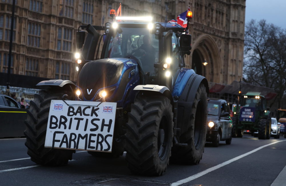 Traktorok lepték el London belvárosát, a brit gazdák is utcára vonultak
