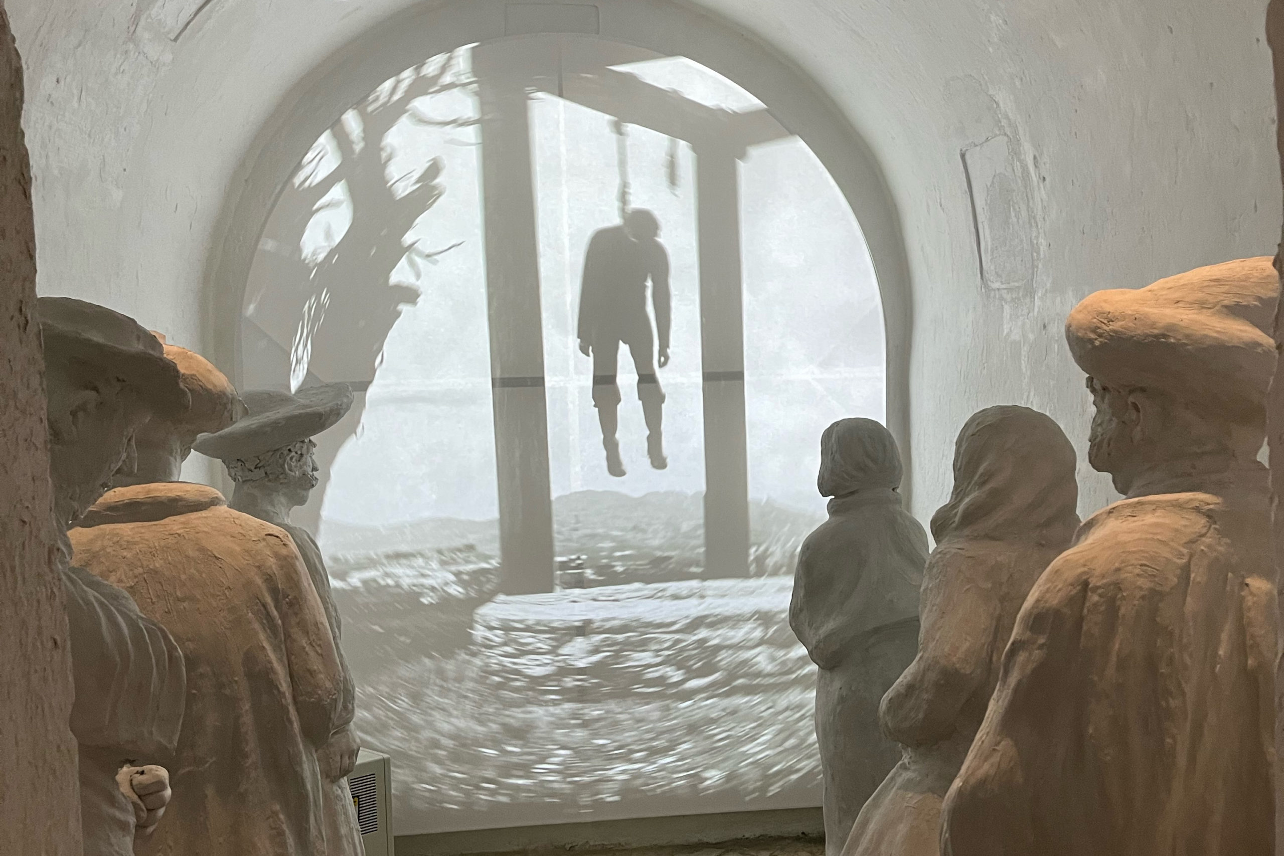 Ember a rács mögött