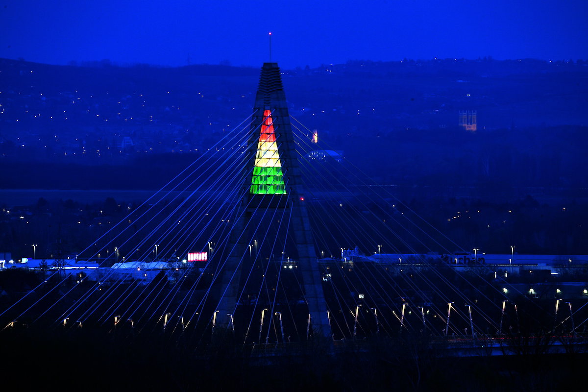 Díszkivilágításban a Megyeri híd