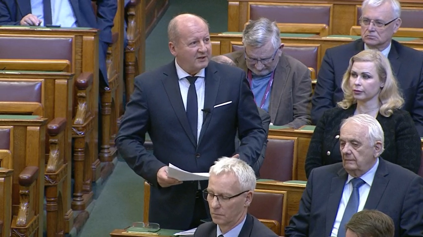 Simicskó István: hallgatnak a baloldali vezetők egy pedofilbotrány után