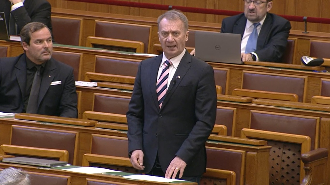 Varju két gusztustalan fröcsögés között: én nem vagyok bűnöző!