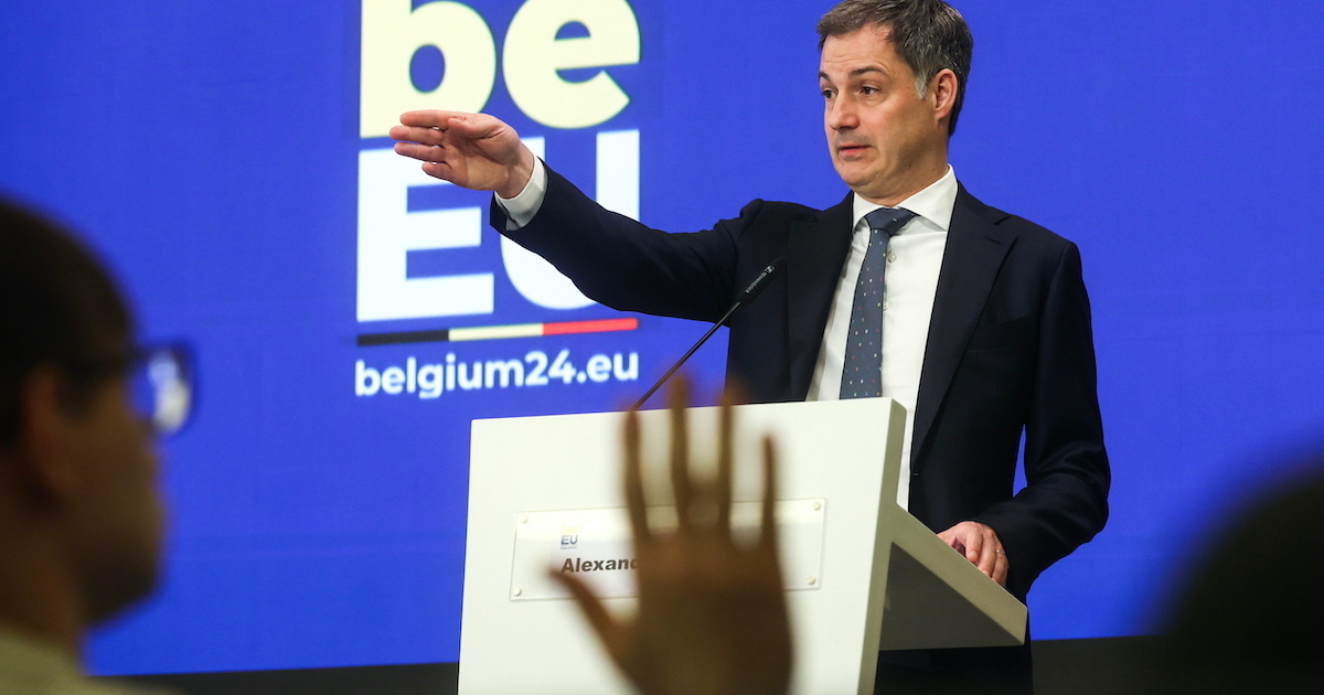 A belga kormányfő helyre tette a konferenciát betiltó brüsszeli kerületvezetőt