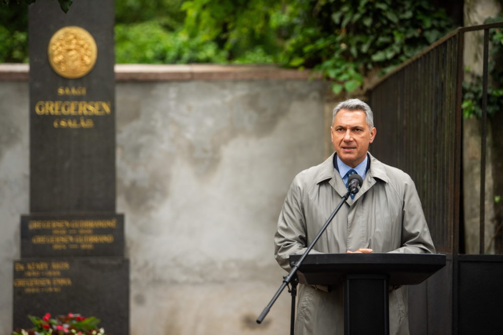 Gregersen Gudbrand építőmesterre emlékeztek a Fiumei úti sírkertben