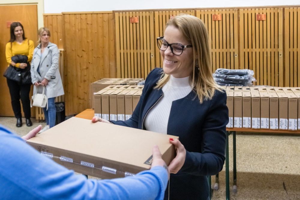 A notebookosztás célja egyenlő esélyt biztosítani a digitális oktatásban
