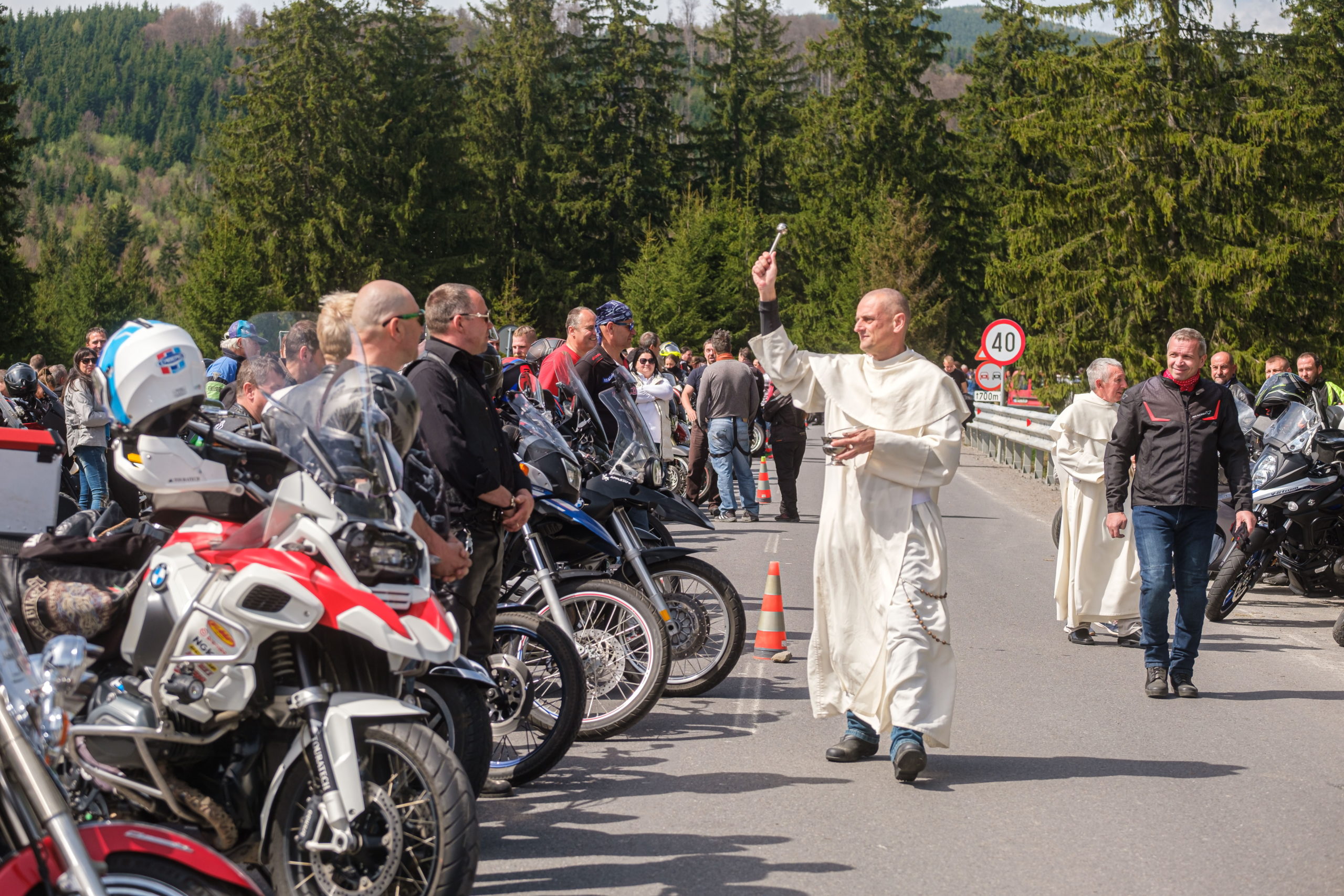 Motorosokat áldottak meg az erdélyi Tolvajos-tetőn