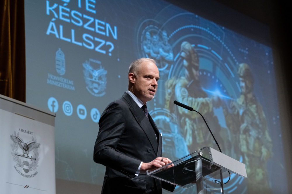 Honvédelmi miniszter: A magyar EU-s elnökségi program meghatározó eleme lesz a biztonság