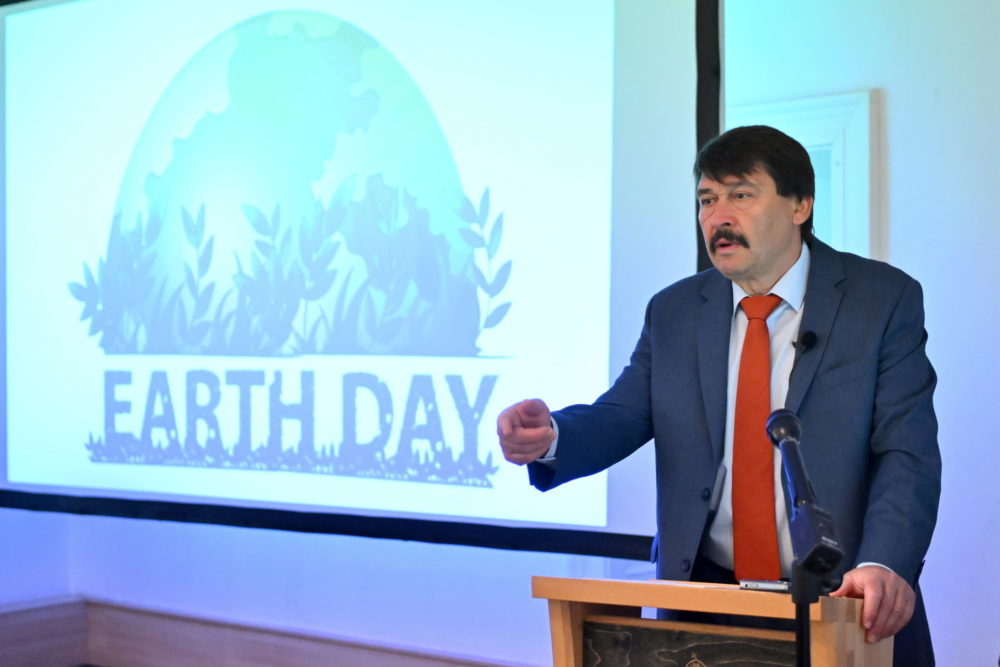 Áder János: Egy-egy mobiltelefonból 41 féle értékes anyagot lehet visszanyerni