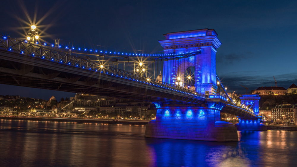 Az autizmus világnapján kék díszkivilágításban a Lánchíd