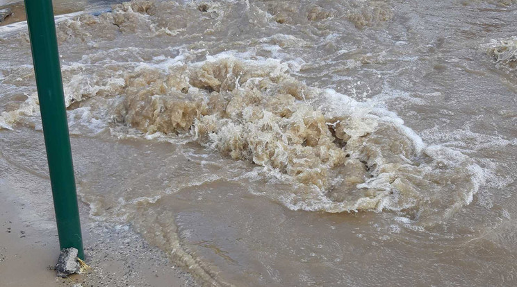 Hatalmas csőtörés bénítja meg a várost