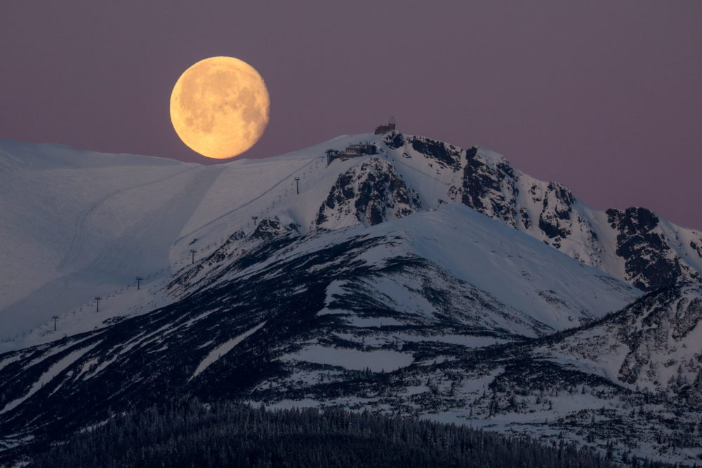 A fogyó Hold a Gáspár-csúcs mögött