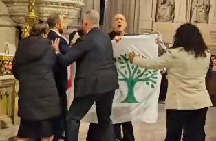 Tüntetők zavarták meg a húsvéti vigíliát New Yorkban (Videó!)