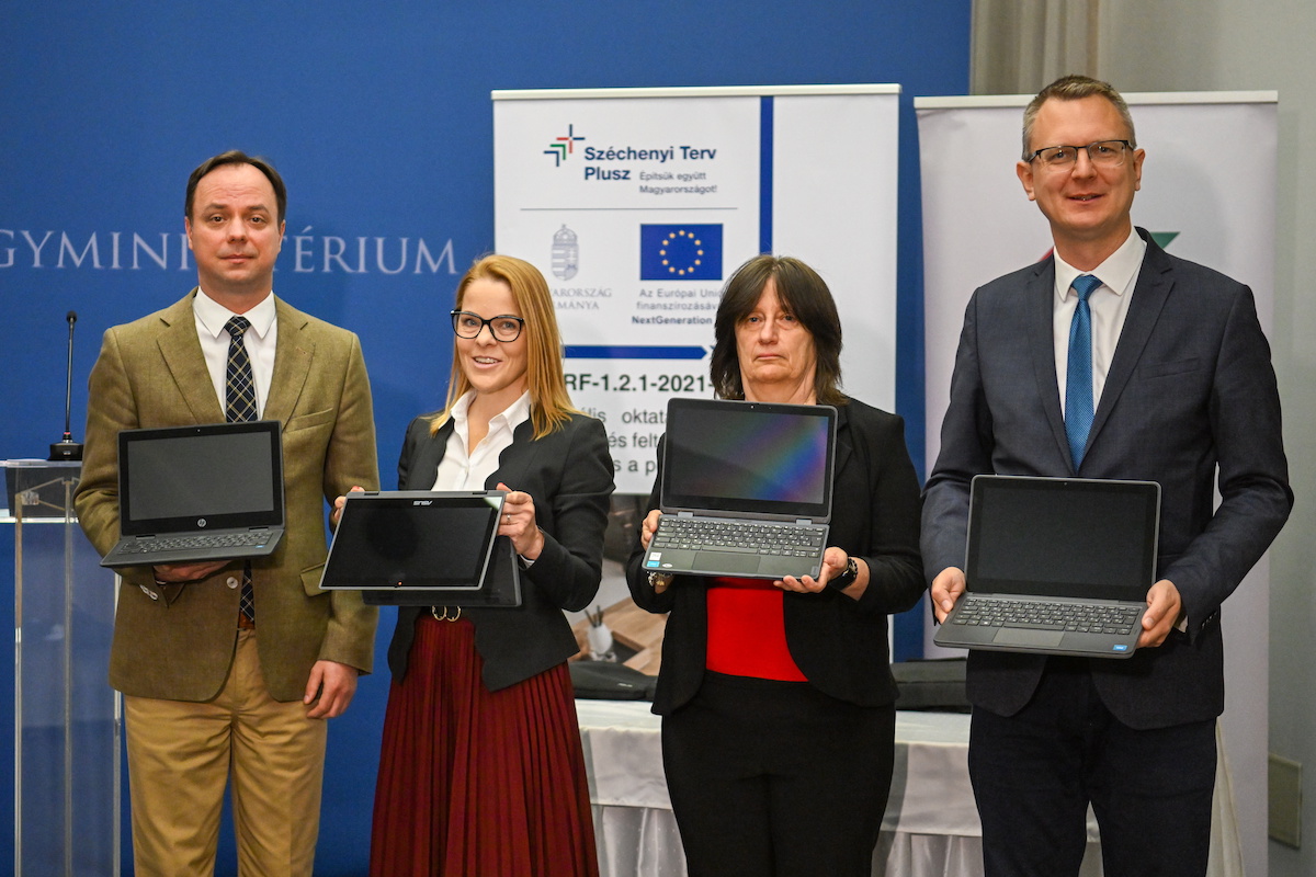 Újabb kétszázezer diák kap notebookot az államtól