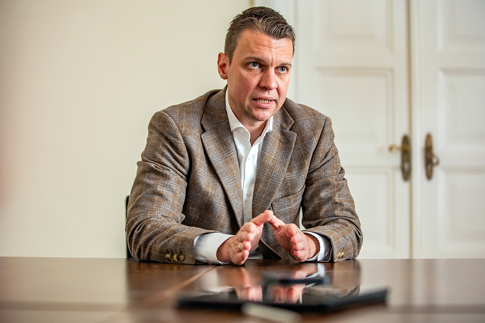 Menczer Tamás: Aki békét akar, az zsarolásra számíthat
