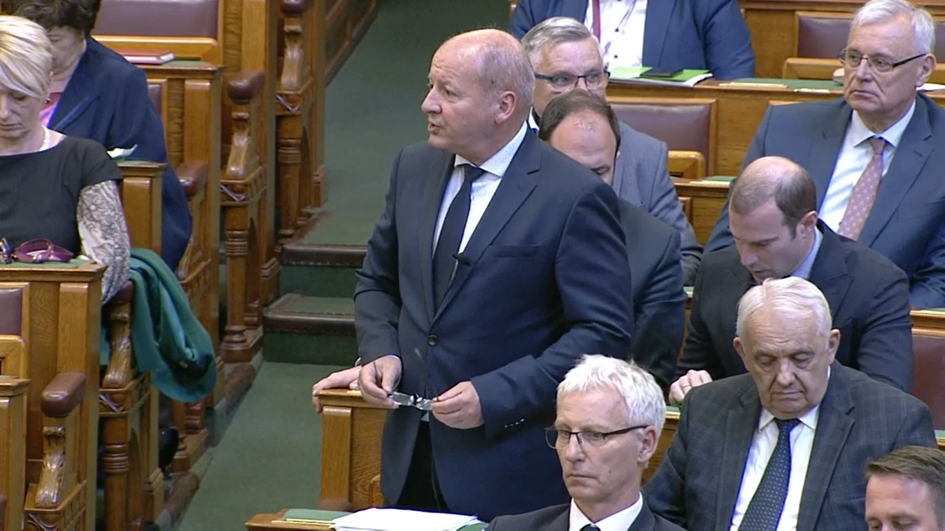 Simicskó István: a hazai baloldal sem a békéről beszél, hanem a háborúrólb