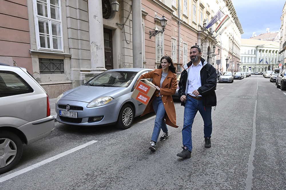 Szentkirályi Alexandra leadta a szükséges aláírásokat