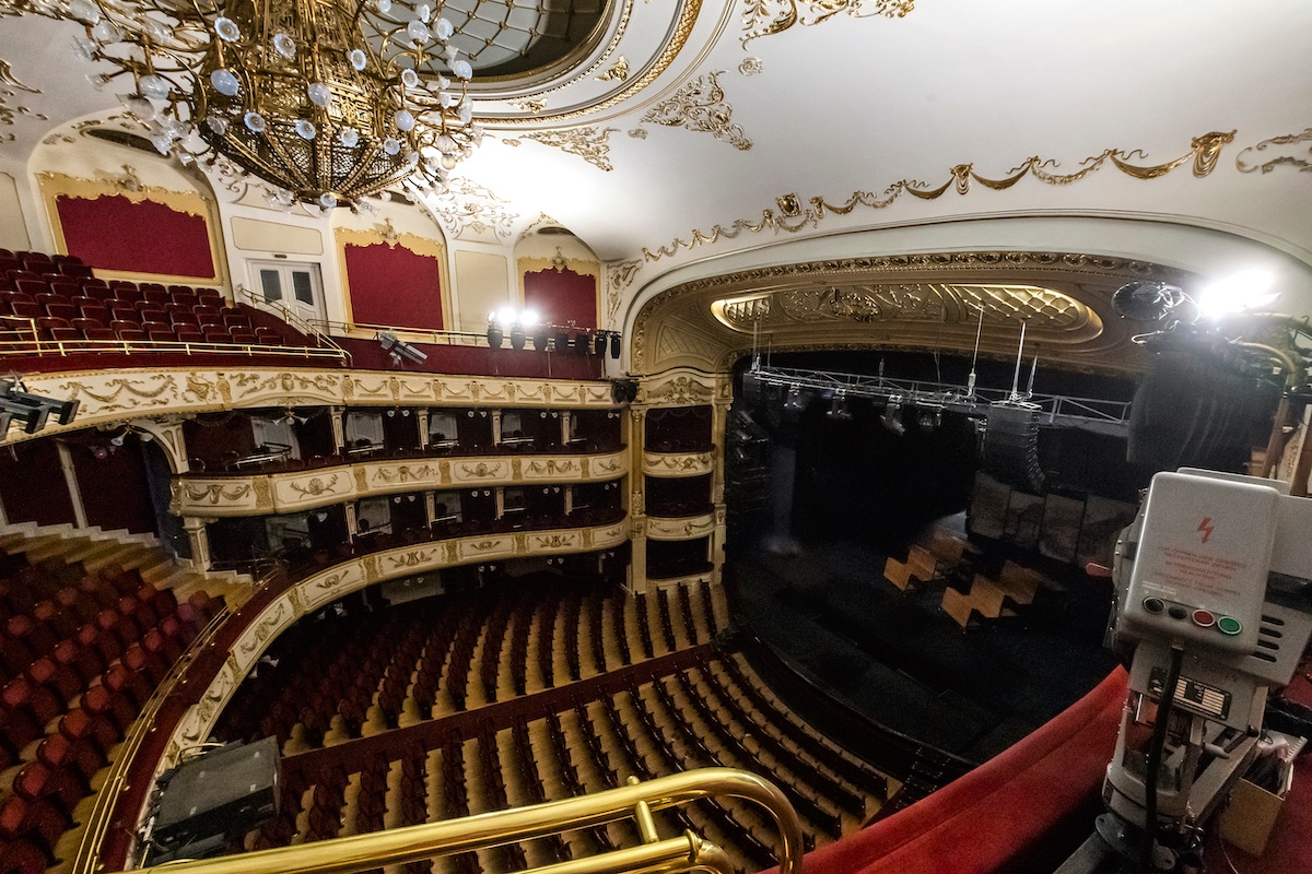 A függöny mögött