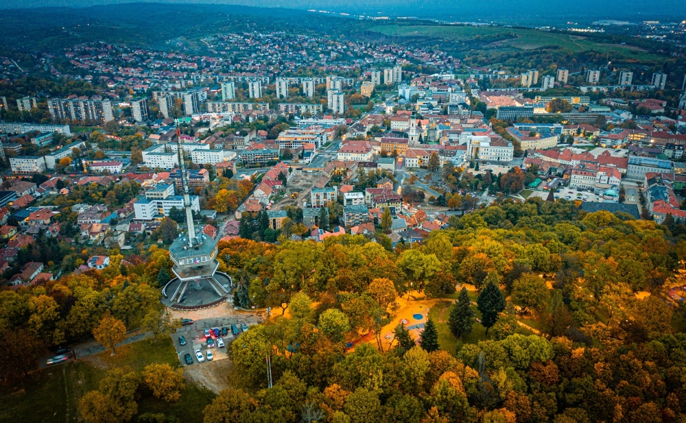 Nyolcvan helyszínen hatvankét borászat az Avasi Borangoláson, Miskolcon