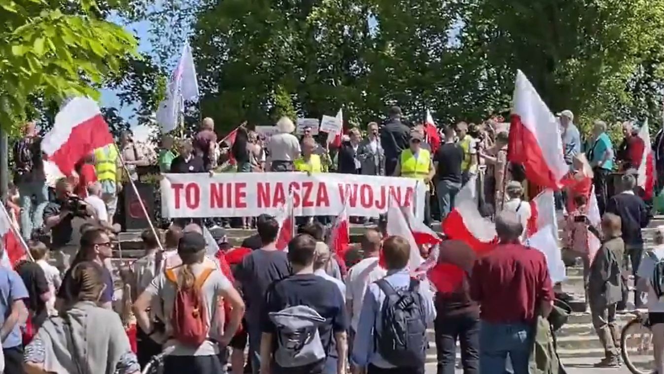 Az ukrajnai segélyek ellen tüntettek Varsóban