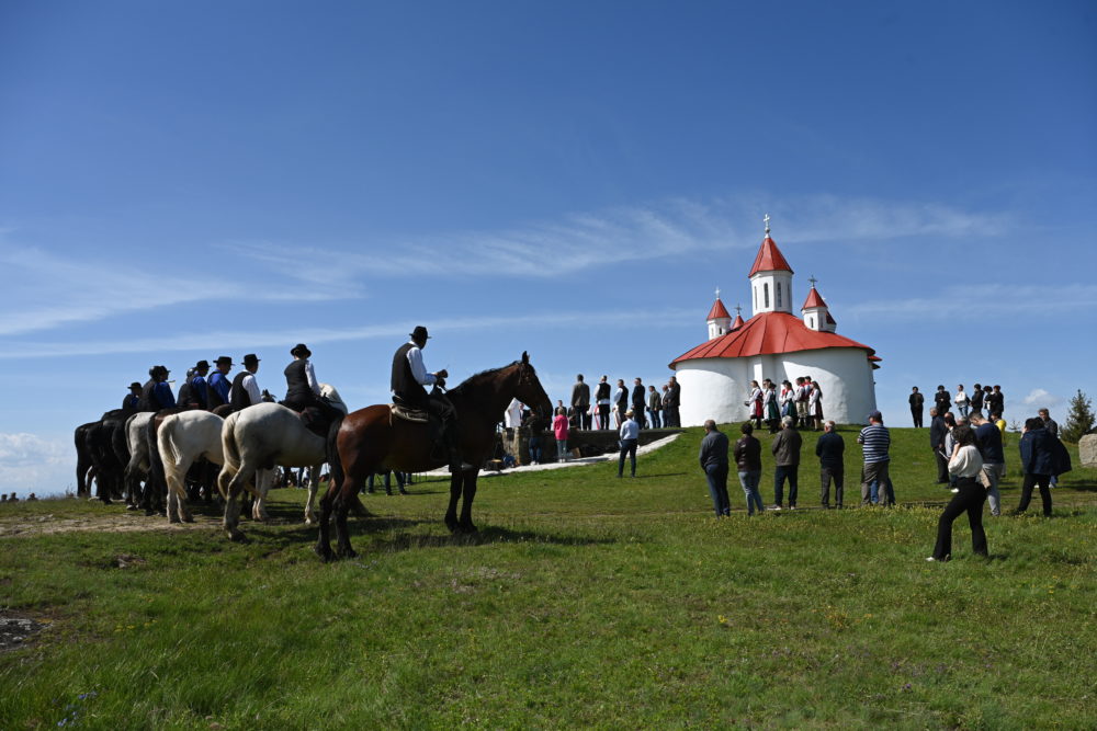 A csíksomlyói búcsúba tartó lovas zarándoklat résztvevői