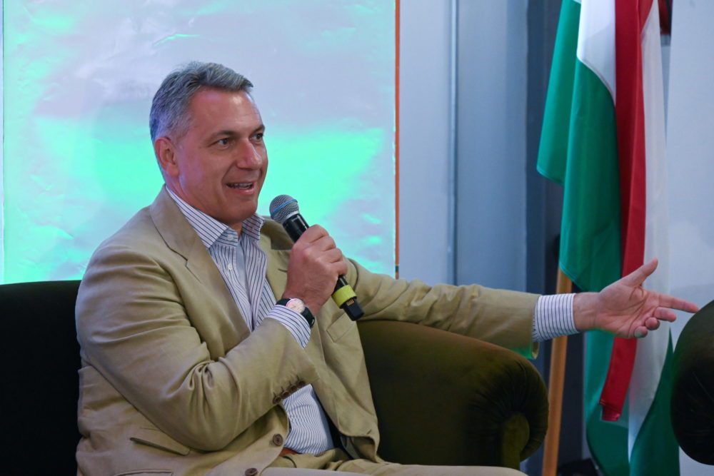 „Ha az emberek most kiállnak a kormány mellett, akkor a béke mellett állnak ki”