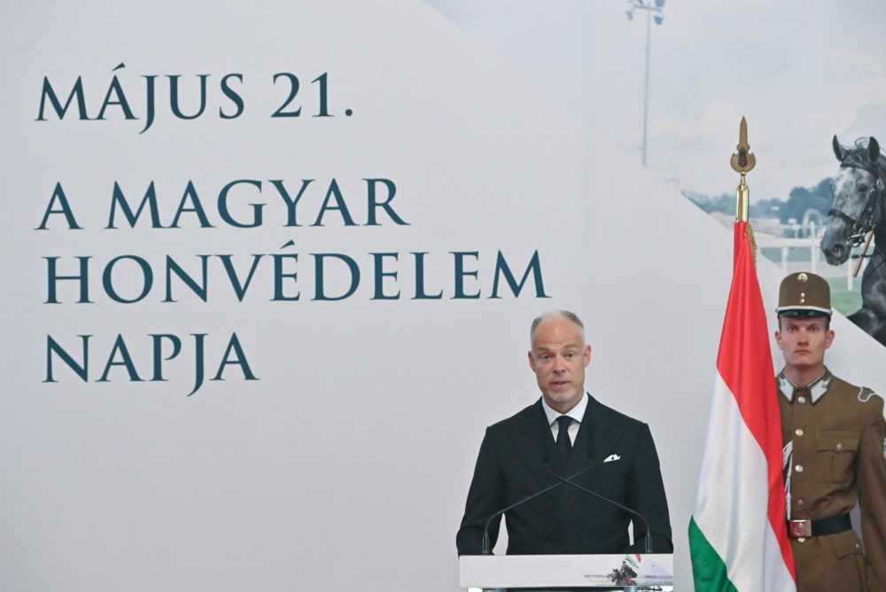 Honvédelmi miniszter: Szellemiségében, technikájában megújul a Magyar Honvédség