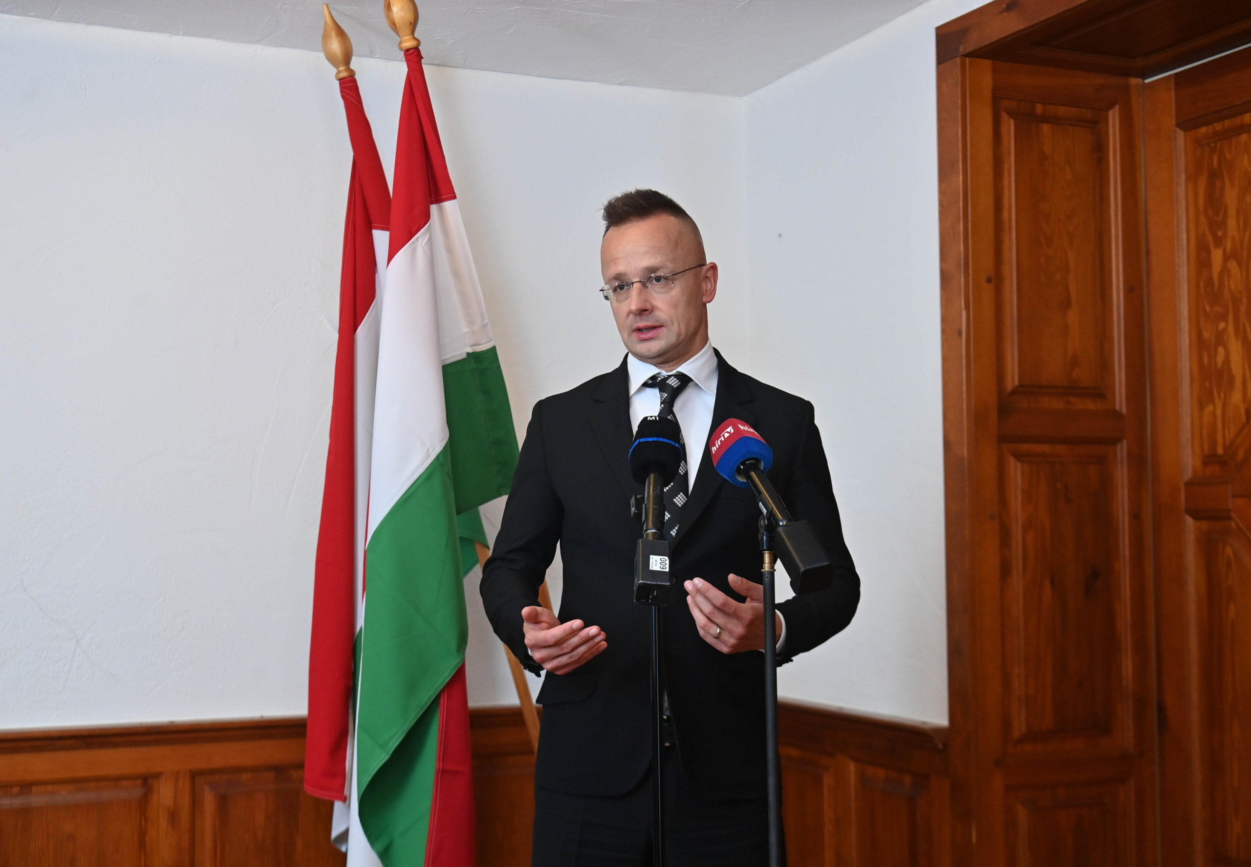 Szijjártó Péter: A választók június 9-én még meghúzhatják a vészféket a háború vonatán