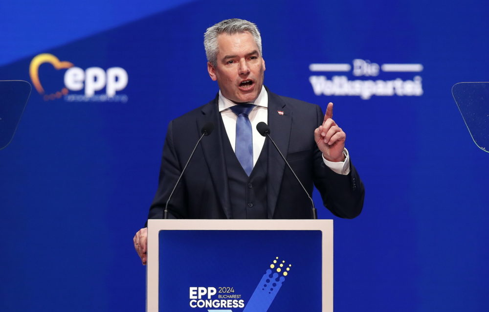 Az osztrák kancellár jelezte részvételét a svájci békecsúcson