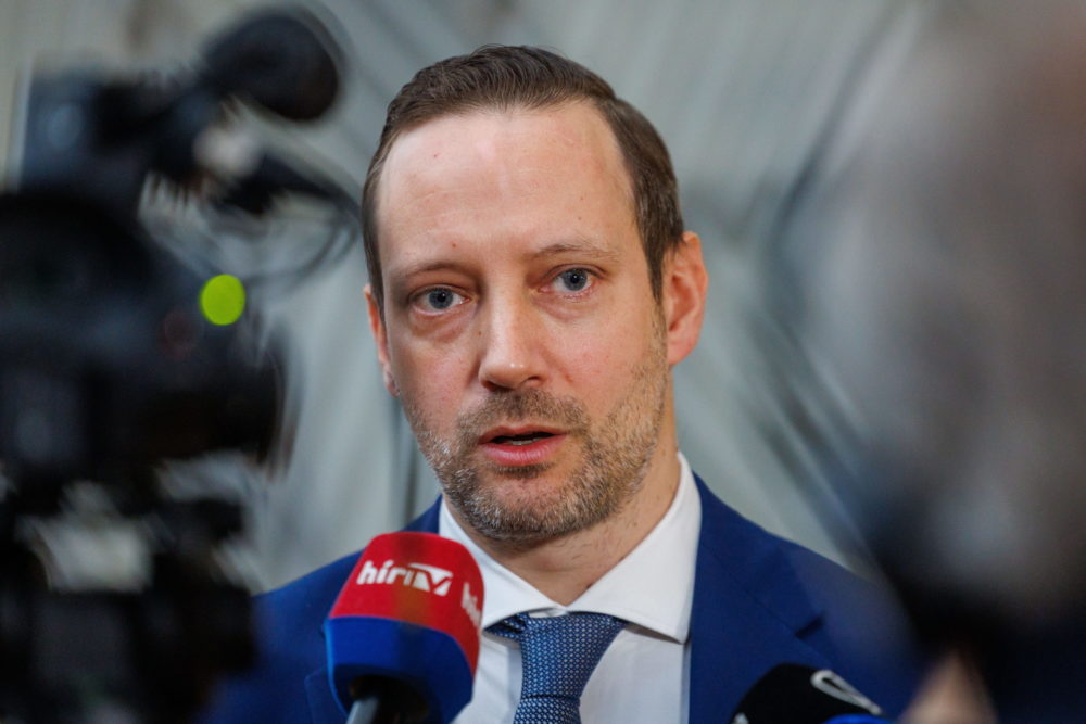 Azbej Tristan: A Helps jó példát állít a Nyugat felé